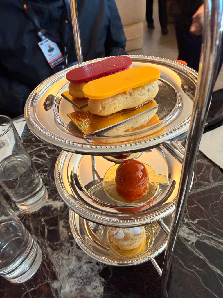 alimento, Fast food, Lanche, produtos assados, pão, refeição, mesa, louça, placa, bebida, Comida americana, interno, pessoa, sanduíche, vidro