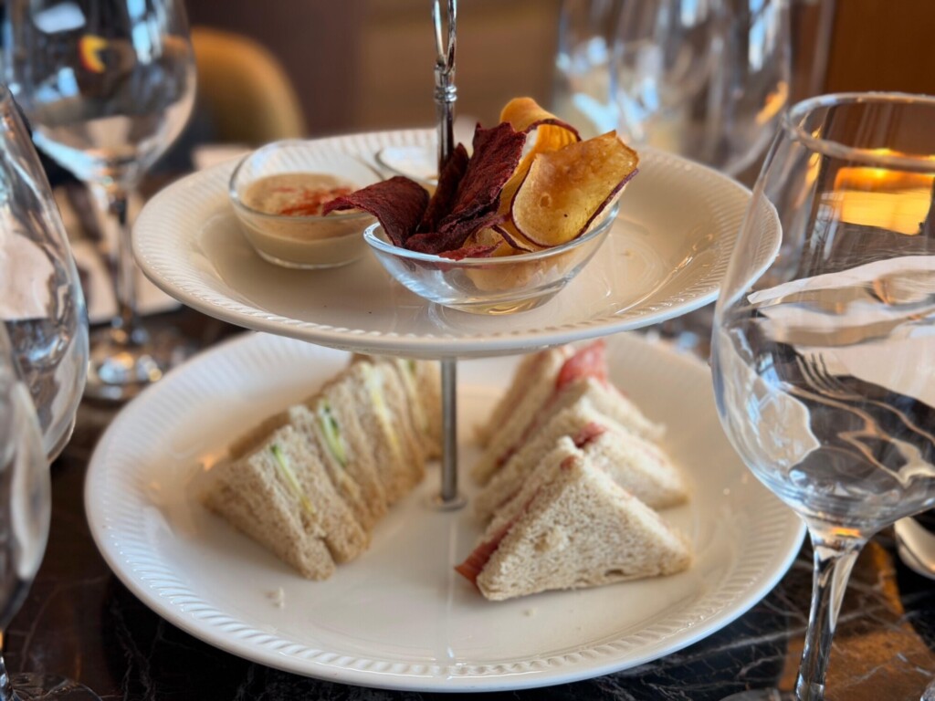 louça, placa, mesa, alimento, Prato, bebida, refeição, Utensílios de servir, Taça de vinho, Copos com pé, Utensílios para bebidas, prato, interno, Utensílio de cozinha, garfo, produtos assados, Fast food, talheres, brunch, Arte culinária, pão, Lanche, Culinária, Taças para champagne, sanduíche, Cicchetti, pires, vinho, restaurante, branco, óculos, xícara, petisco, fatia