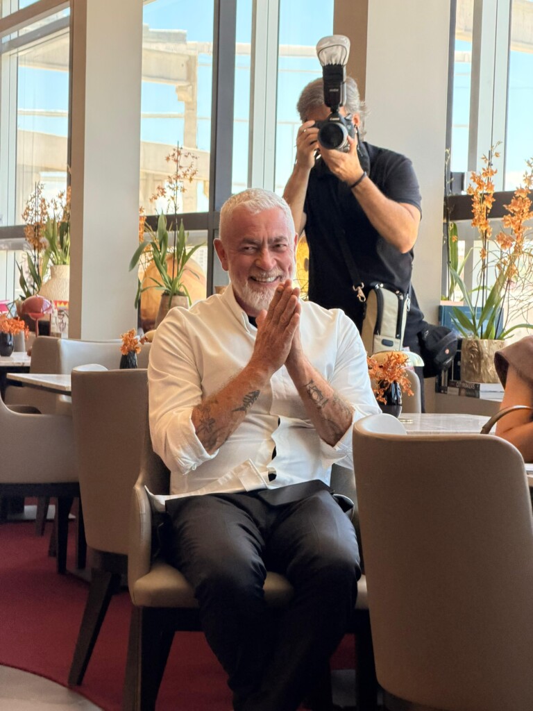 pessoa, roupas, móveis, interno, Rosto humano, homem, janela, mesa, sorriso, planta doméstica, parede, calçados, sentar-se, vaso, mesa de café, sofá, mulher, cadeira, piso