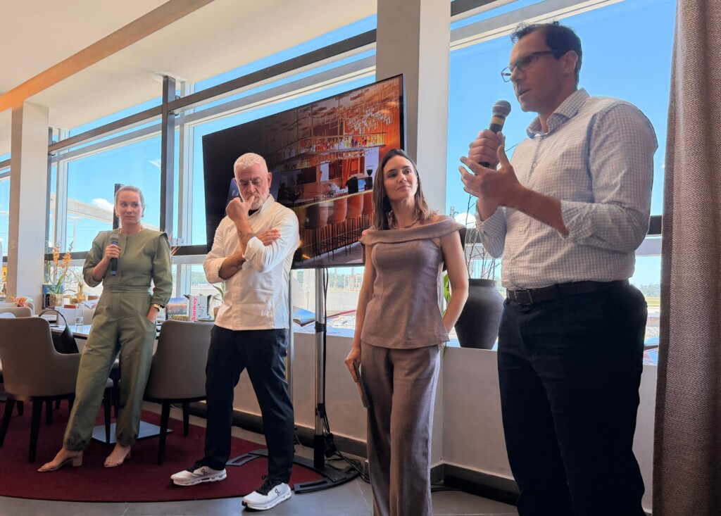 roupas, pessoa, homem, calçados, interno, mulher, parede, pessoas, móveis, em pé, cômodo, grupo, teto, piso