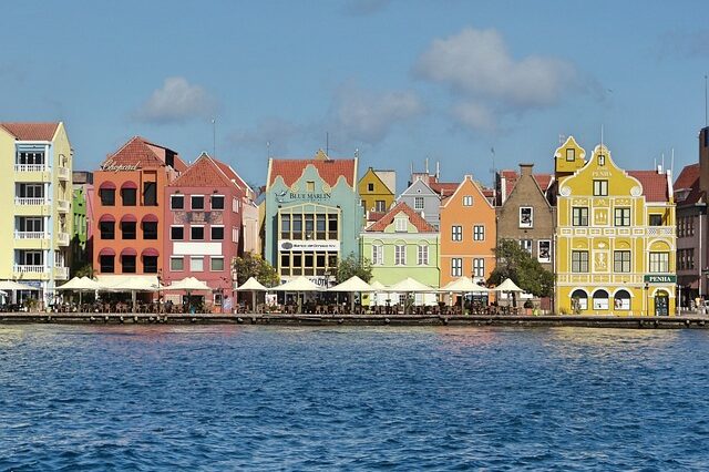 or aí com o PPV - Curaçao em família com passagens cortesia e economia de até 80%