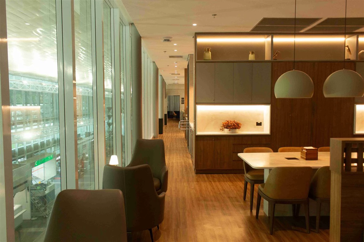 móveis, interno, mesa, piso, design de interiores, parede, Mesa da sala de jantar e cozinha, teto, mesa de café, janela, restaurante, jantar, hotel, cadeira, cômodo, escritório