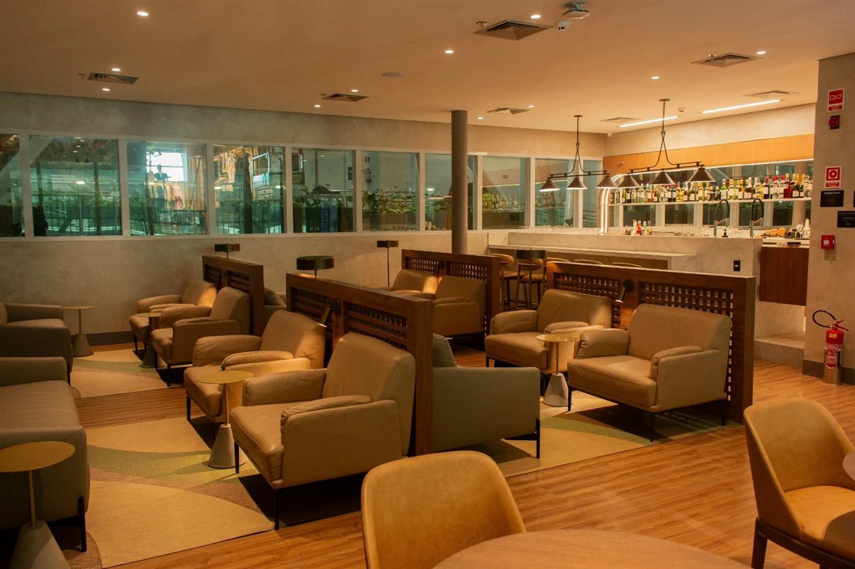 móveis, interno, piso, cena, parede, teto, design de interiores, restaurante, mesa de café, lobby, cafeteria, Sala de espera, cômodo, Luminária de teto, Mesa da sala de jantar e cozinha, mesa, cadeira, hotel, divã