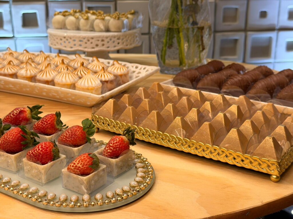 interno, morango, Lanche, Doces, produtos assados, confeitaria, alimento, mesa, padaria, Morangos, patisserie, Acepipe, Aperitivos, bolo, fruta, parede, sobremesa, fresco, bandeja, doces