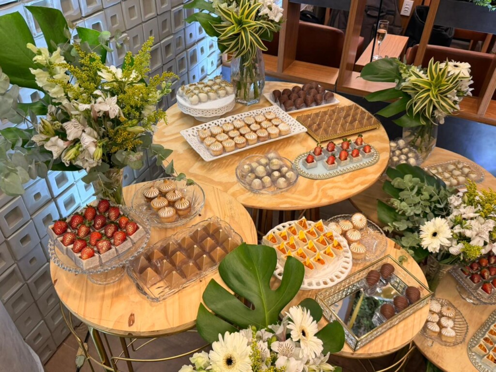 mesa, Design floral, Arranjos de flores, Floricultura, Centro de mesa, interno, sobremesa, buffet, Flores cortadas, produtos assados, planta doméstica, buquê, Arte culinária, flor, alimento, planta, comprar, casamento