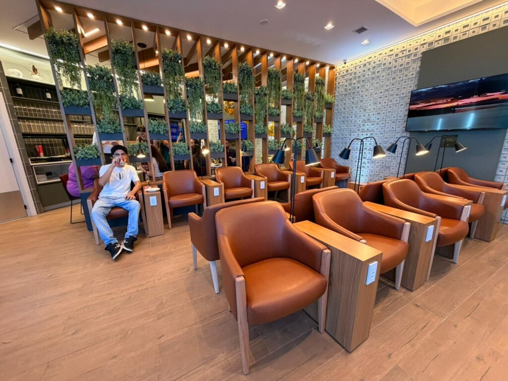 móveis, piso, cena, interno, roupas, calçados, design de interiores, cadeira, lobby, prateleira, Assoalho, Sala de espera, pessoa, teto, cômodo, pessoas