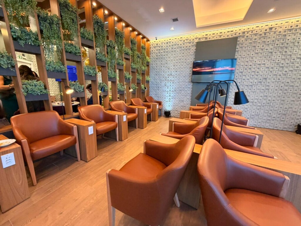 móveis, piso, interno, parede, design de interiores, mesa de café, cadeira, mesa, Sofá de studio, Sala de espera, Apoio de braço, sofá, teto, hotel, cômodo, restaurante