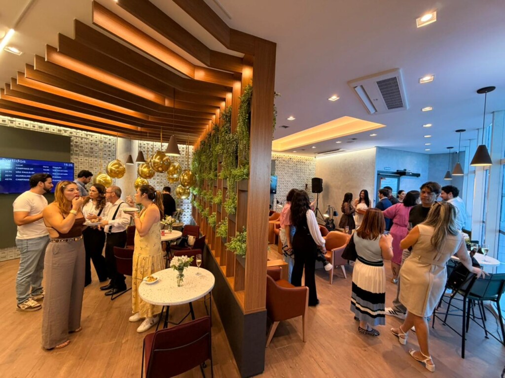 roupas, teto, móveis, cadeira, interno, cena, pessoa, pessoas, homem, parede, piso, mulher, calçados, Mesa da sala de jantar e cozinha, mesa, mesa de café, cafeteria, cômodo, grupo, restaurante, café