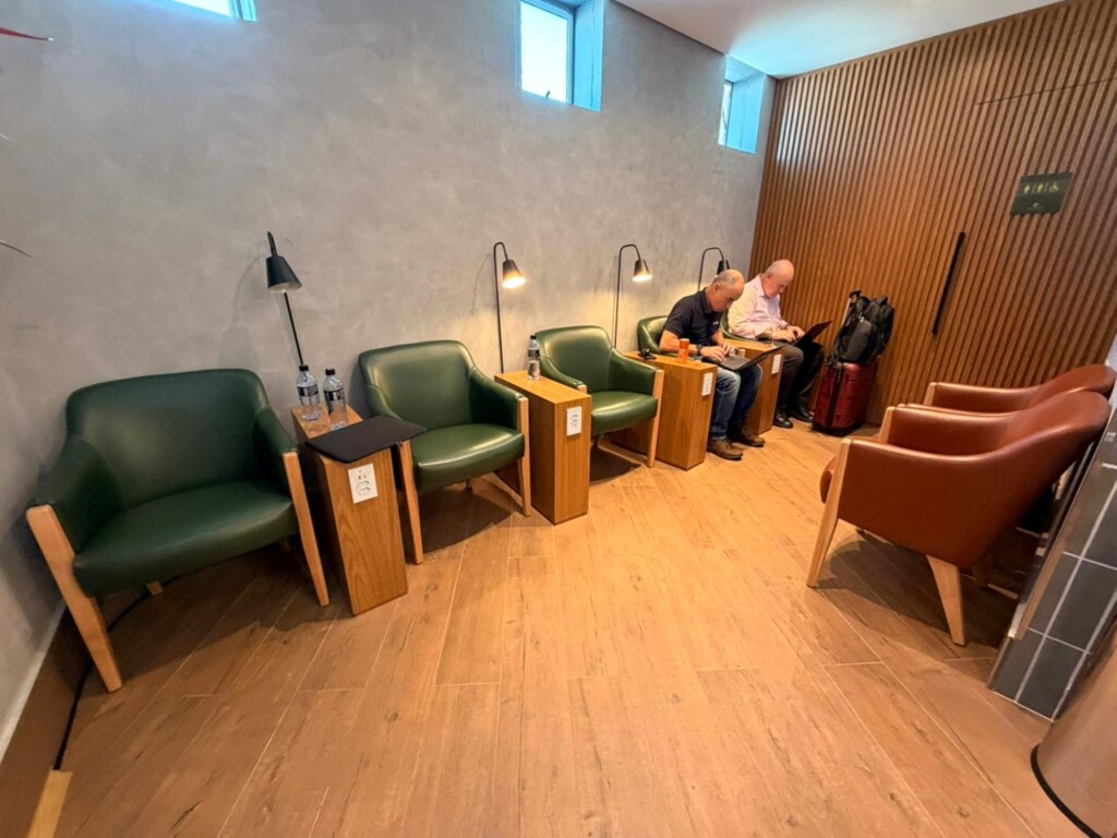 móveis, piso, interno, parede, design de interiores, Assoalho, mesa, mesa de café, cômodo, Apoio de braço, salão, cadeira, teto