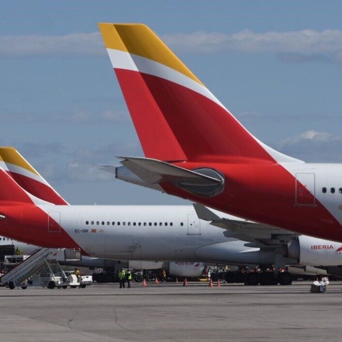 outdoor, plaina, aeronave, céu, Viagem aérea, avião de passageiros, Linha aérea, avião, veículo, transporte, passarela, Jato, Motor de aeronave, Motor de jato, Aeronave de corpo estreito, Flap, Jato bimotor, aeroporto, Engenharia aeroespacial, Plataforma de estacionamento, aviação, Serviço, nuvem, térreo, estrada, Fabricante aeroespacial, asa, airbus, jato, estacionado, vermelho, grande