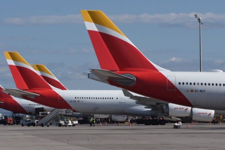 outdoor, plaina, aeronave, céu, Viagem aérea, avião de passageiros, Linha aérea, avião, veículo, transporte, passarela, Jato, Motor de aeronave, Motor de jato, Aeronave de corpo estreito, Flap, Jato bimotor, aeroporto, Engenharia aeroespacial, Plataforma de estacionamento, aviação, Serviço, nuvem, térreo, estrada, Fabricante aeroespacial, asa, airbus, jato, estacionado, vermelho, grande