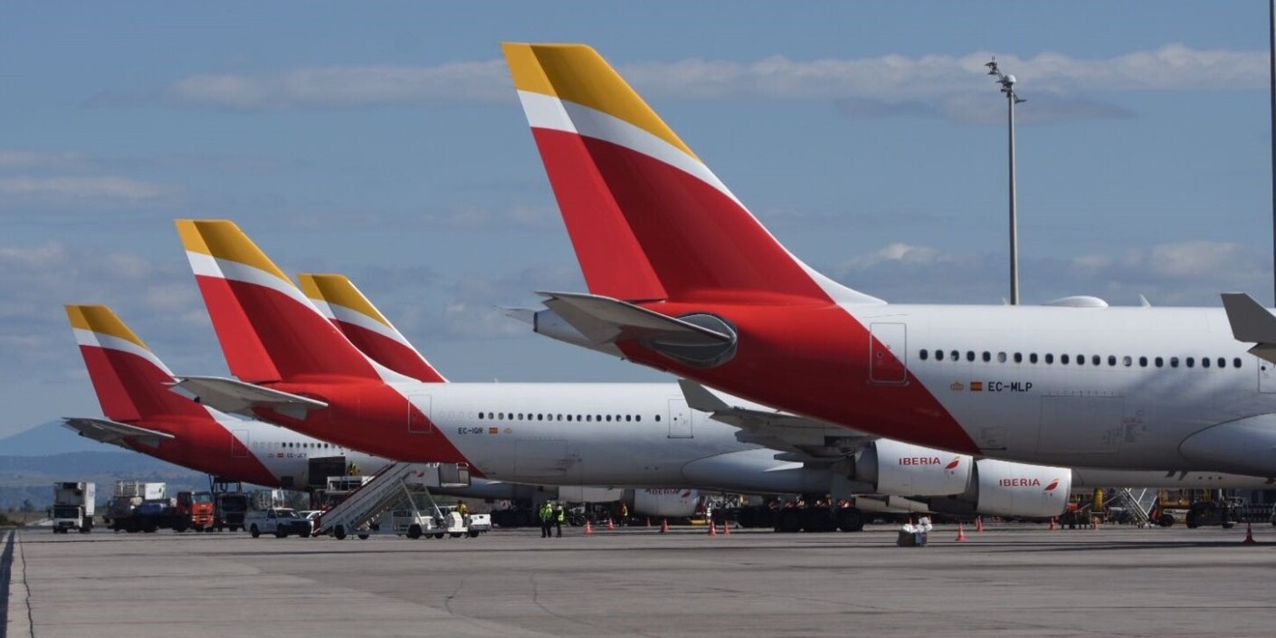 ib- outdoor, plaina, aeronave, céu, Viagem aérea, avião de passageiros, Linha aérea, avião, veículo, transporte, passarela, Jato, Motor de aeronave, Motor de jato, Aeronave de corpo estreito, Flap, Jato bimotor, aeroporto, Engenharia aeroespacial, Plataforma de estacionamento, aviação, Serviço, nuvem, térreo, estrada, Fabricante aeroespacial, asa, airbus, jato, estacionado, vermelho, grande