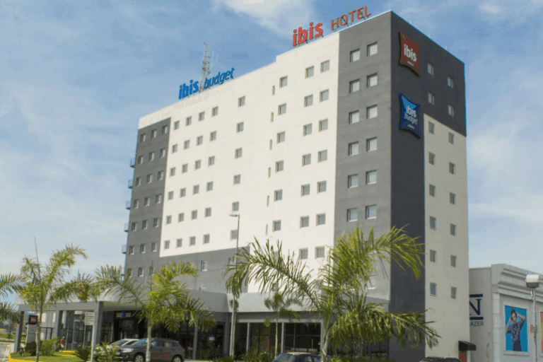 outdoor, céu, nuvem, árvore, Construção de uso misto, estrada, Prédio comercial, carro, Veículo terrestre, hotel, construção, Propriedade imóvel, rua, Condomínio, veículo, Área metropolitana, centro da cidade, Torre de apartamentos, grande, cidade, arquitetura