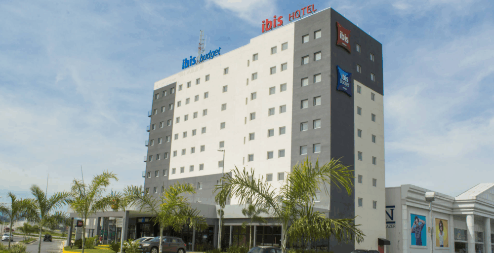 outdoor, céu, nuvem, árvore, Construção de uso misto, estrada, Prédio comercial, carro, Veículo terrestre, hotel, construção, Propriedade imóvel, rua, Condomínio, veículo, Área metropolitana, centro da cidade, Torre de apartamentos, grande, cidade, arquitetura