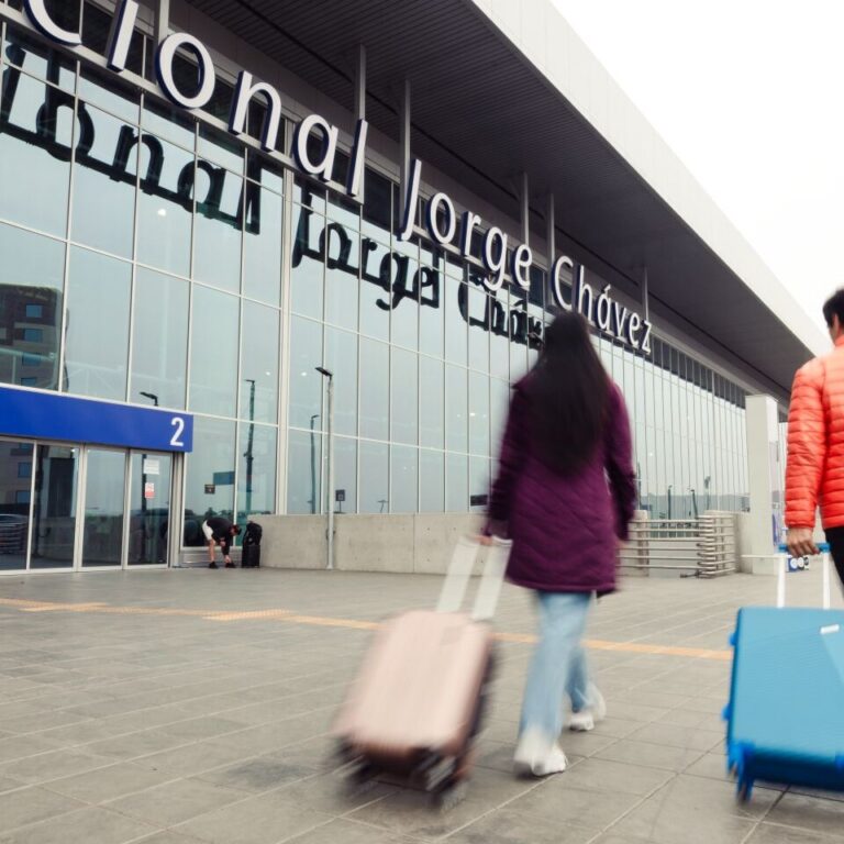 roupas, calçados, outdoor, pessoa, bagagem, céu, construção, Bagagem e malas, rua, mulher, jeans, mala, térreo, caminhada, pessoas, em pé, aeroporto, calçada, placa