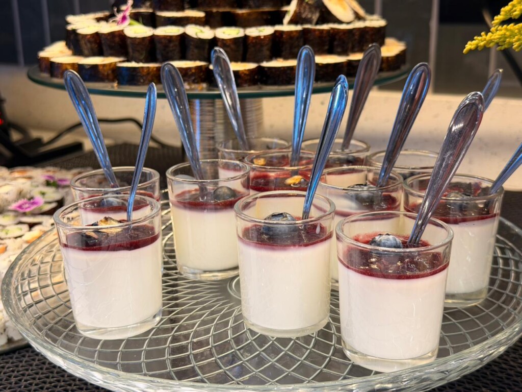 laticínios, sobremesa, mesa, refrigerante, louça, interno, vidro, xícara, alimento, óculos, bebida, bolo