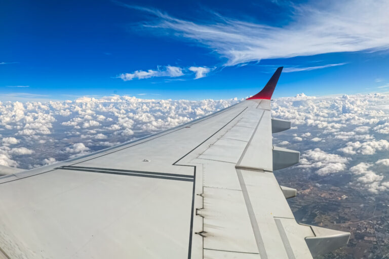 nuvem, avião, plaina, céu, Viagem aérea, outdoor, aeronave, Linha aérea, avião de passageiros, asa, Engenharia aeroespacial, janela, montanha, voo, térreo, aéreo