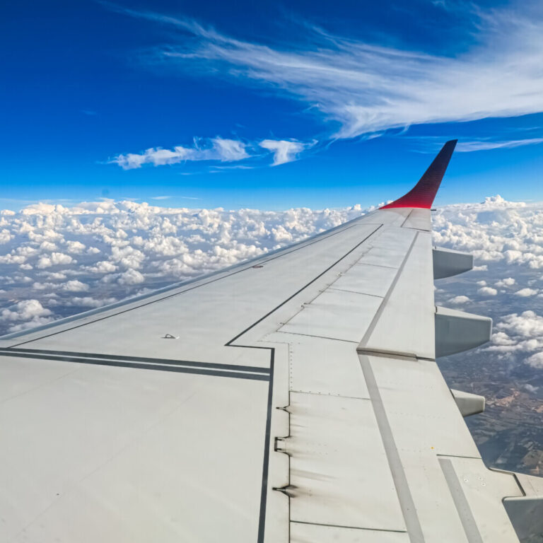 nuvem, avião, plaina, céu, Viagem aérea, outdoor, aeronave, Linha aérea, avião de passageiros, asa, Engenharia aeroespacial, janela, montanha, voo, térreo, aéreo