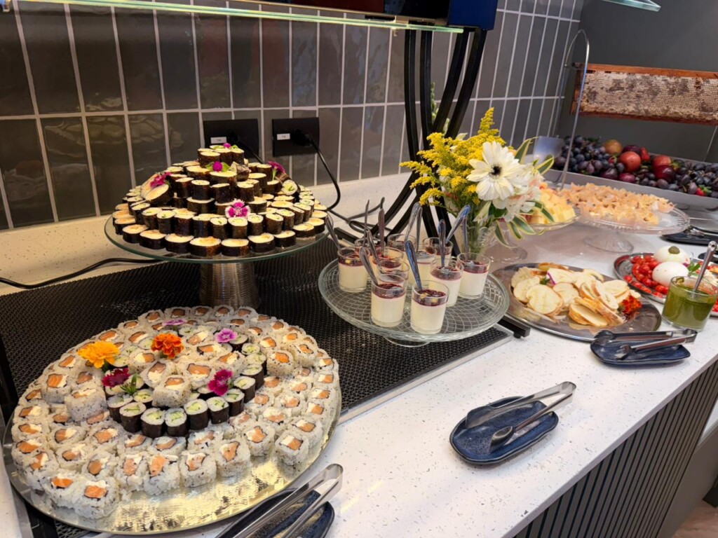 sobremesa, interno, produtos assados, bolo, bolo de aniversário, confeitaria, mesa, Decoração de bolos, doces, Lanche, Suporte para bolo, refeição, Arte culinária, Doces, parede, alimento, flor, buffet