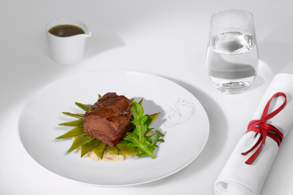 placa, alimento, mesa, Utensílio de cozinha, garfo, bebida, louça, Comida à la carte, guarnição, branco, Utensílios para bebidas, Utensílios de servir, Prato, refeição, Arte culinária, interno, restaurante