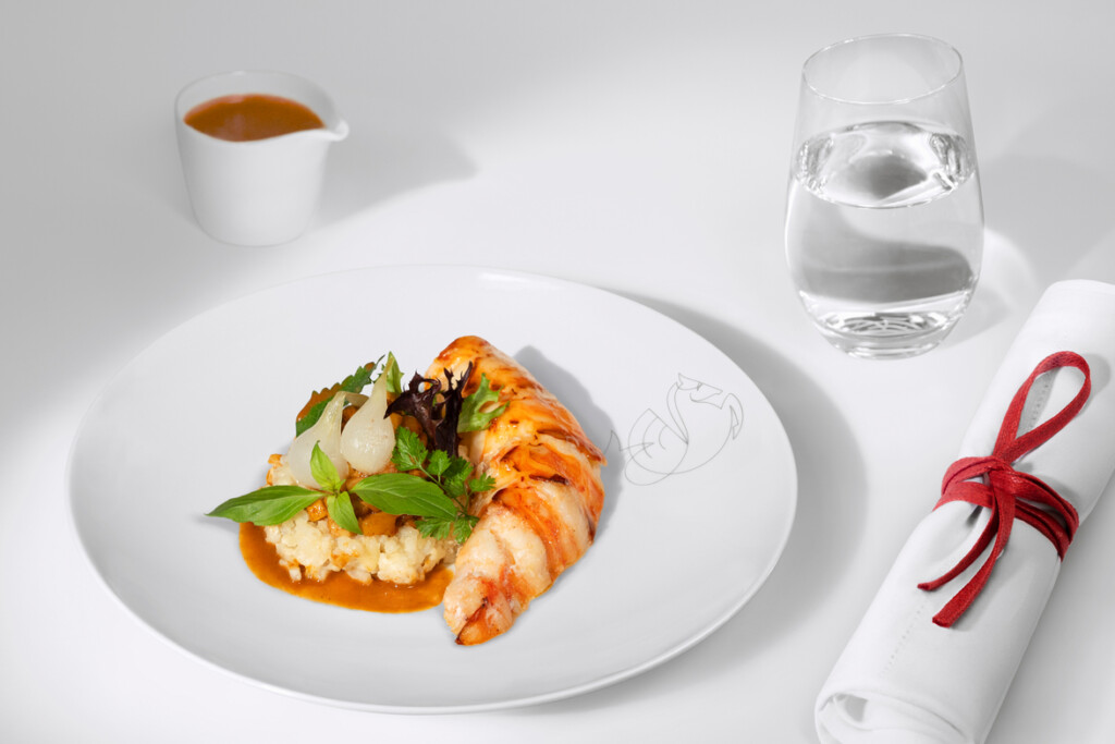 alimento, placa, refeição, prato, louça, guarnição, Comida à la carte, Arte culinária, frutos do mar, Culinária, mesa, Prato, Utensílio de cozinha, Utensílios de servir, garfo, brunch, bebida, branco, interno, restaurante, camarão