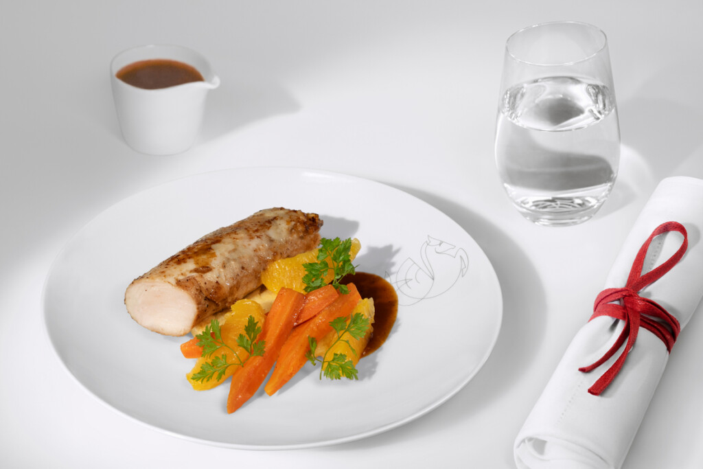 alimento, louça, placa, refeição, mesa, garfo, bebida, Utensílio de cozinha, Fast food, copo de café, prato, Prato, Comida à la carte, Utensílios de servir, brunch, vegetal, Culinária, branco, interno, xícara, cenoura, petisco, restaurante