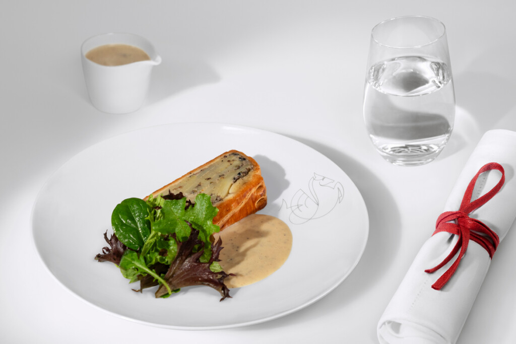 placa, alimento, mesa, louça, Fast food, Comida à la carte, Utensílios de servir, Prato, Arte culinária, guarnição, copo de café, Utensílio de cozinha, brunch, garfo, branco, Taça de vinho, Utensílios para bebidas, interno, restaurante, xícara, petisco, salada, bebida, refeição