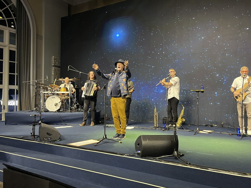 concerto, instrumento musical, roupas, bateria, pessoa, Equipamento de palco, palco, performance, Sistema de endereçamento público, entretenimento, interno, em pé, pessoas, música