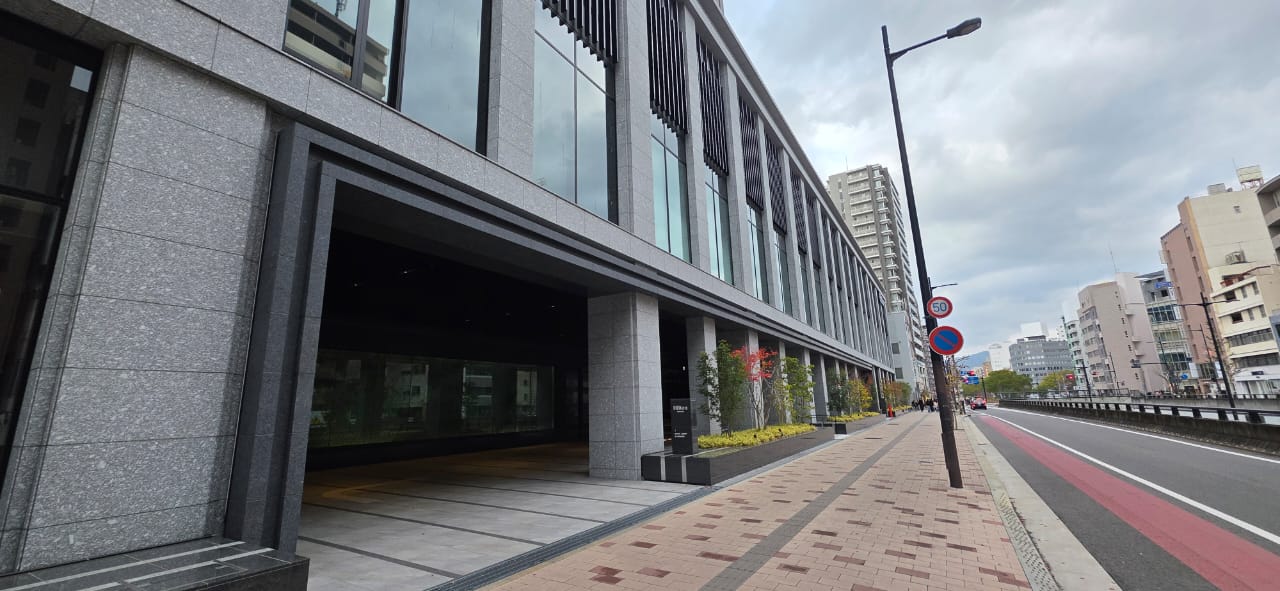 outdoor, céu, construção, nuvem, infraestrutura, via, janela, Área urbana, estrada, Construção de uso misto, Bairro, Área metropolitana, Prédio comercial, cidade, calçada, rua, viagem, arquitetura