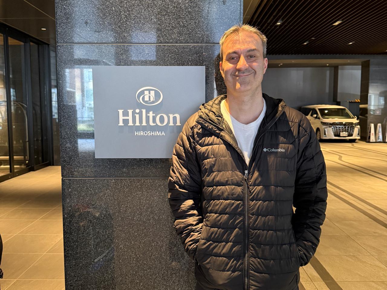 roupas, pessoa, Rosto humano, homem, veículo, construção, Veículo terrestre, casaco, sorriso, carro, roupa de uso ao ar livre, em pé, interno, térreo, outdoor