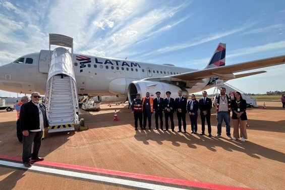 plaina, céu, outdoor, Viagem aérea, veículo, avião, transporte, aeronave, pessoas, nuvem, aviação, avião de passageiros, térreo, Aviação geral, Linha aérea, Fabricante aeroespacial, aeroporto, Serviço, Engenharia aeroespacial, Plataforma de estacionamento, Flap, Motor de aeronave, Monoplano, grupo, pessoa, passarela, em pé, estrada, estacionado, voo