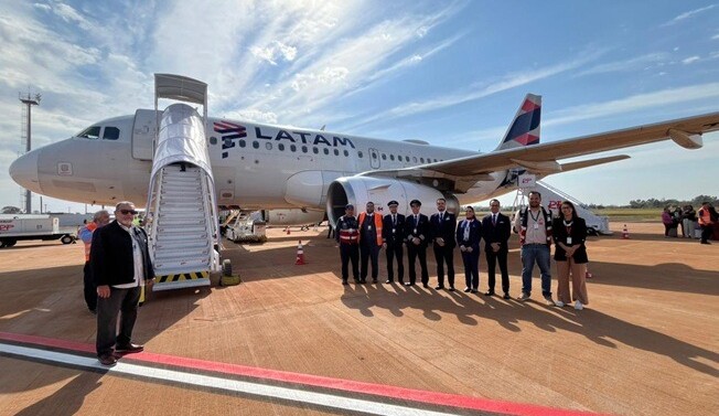 plaina, céu, outdoor, Viagem aérea, veículo, avião, transporte, aeronave, pessoas, nuvem, aviação, avião de passageiros, térreo, Aviação geral, Linha aérea, Fabricante aeroespacial, aeroporto, Serviço, Engenharia aeroespacial, Plataforma de estacionamento, Flap, Motor de aeronave, Monoplano, grupo, pessoa, passarela, em pé, estrada, estacionado, voo