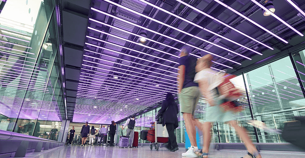 imagem pessoas caminhando no Aeroporto de Heathrow Aeroporto de Heathrow acaba com limite de 100 ml para líquidos na bagagem de mão