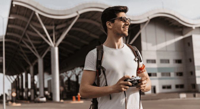 imagem turista sorrindo Destinos ideais para quem busca viajar sozinho