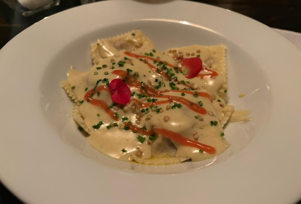 placa, Culinária, louça, alimento, guarnição, restaurante, Prato, interno, Arte culinária, branco, Comida à la carte, ingrediente, receita, mesa, creme, prato