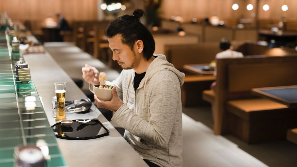 pessoa, interno, roupas, garrafa, móveis, restaurante, louça, parede, mesa