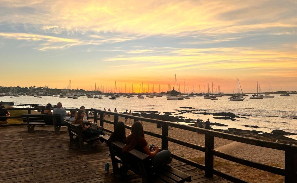 outdoor, céu, nuvem, água, móveis, horizonte, térreo, banco, praia, oceano, sentar-se, pôr-do-sol, pessoa, mar, sol, nascer do sol, costa, pessoas, natureza, de madeira