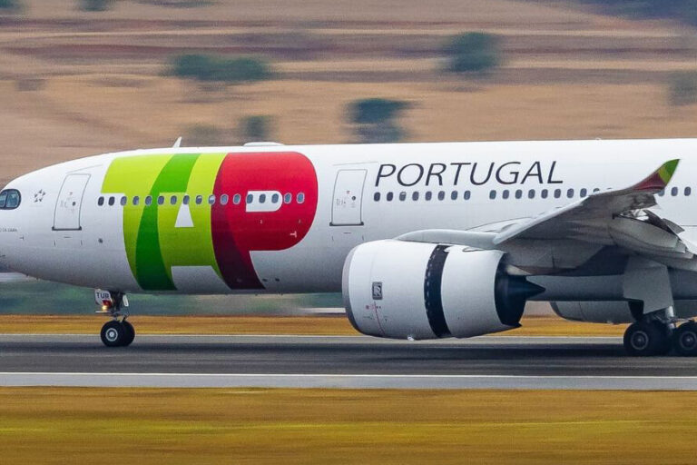 tap a330neo outdoor, plaina, transporte, aeronave, Viagem aérea, avião de passageiros, Linha aérea, avião, veículo, Jato, Motor de jato, passarela, Motor de aeronave, Flap, aviação, Jato bimotor, Aeronave de corpo estreito, Serviço, Engenharia aeroespacial, aeroporto, céu, decolagem, grama, jato, grande, airbus, estrada, montanha
