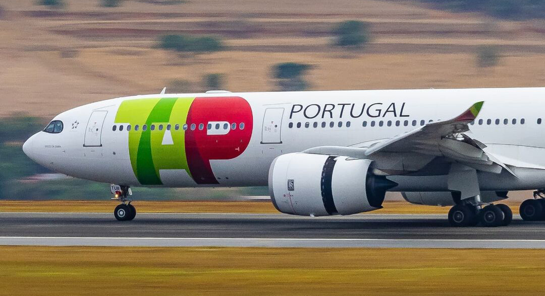 outdoor, plaina, transporte, aeronave, Viagem aérea, avião de passageiros, Linha aérea, avião, veículo, Jato, Motor de jato, passarela, Motor de aeronave, Flap, aviação, Jato bimotor, Aeronave de corpo estreito, Serviço, Engenharia aeroespacial, aeroporto, céu, decolagem, grama, jato, grande, airbus, estrada, montanha