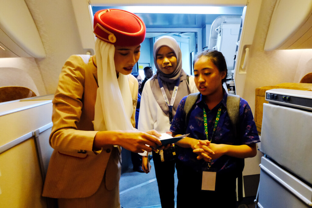 roupas, pessoa, interno, parede, sorriso, Rosto humano, pessoas, em pé, eletrodoméstico, mulher, cozinha