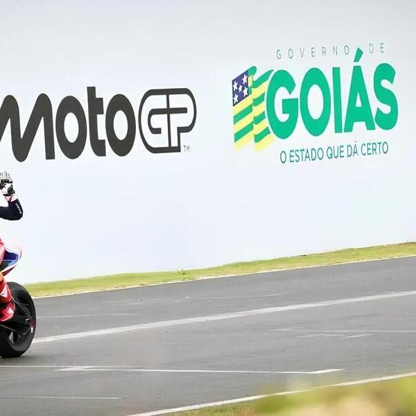 motociclismo, esporte, motocicleta, veículo, outdoor, estrada, esporte motorizado, roda, Veículo terrestre, Corrida de motociclismo, Capacete de motociclismo, Corrida de superbike, Carenagem, capacete, Piloto de motociclismo, Pista de corrida, pneu, Corrida em pista, Grand prix de motocicleta, pessoa, Isle of man tt, grama, corrida, Peça de automóvel, passeio, pessoas, placa motogp goiânia