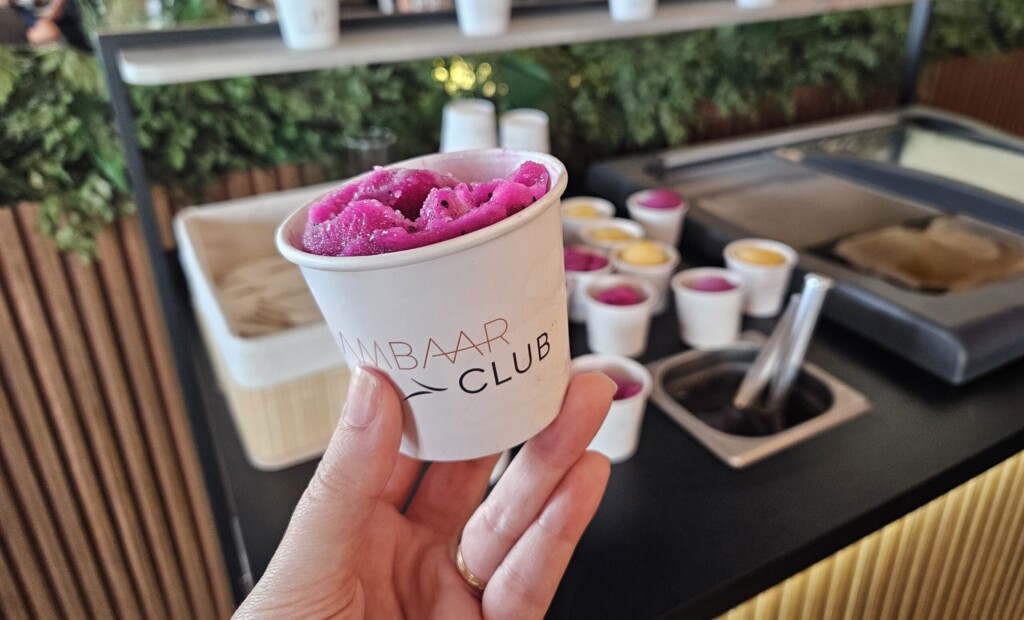 laticínios, pessoa, sobremesa, interno, sorvete, cor de rosa, xícara, alimento, Fast food, mesa, café, segurar, cafeteria