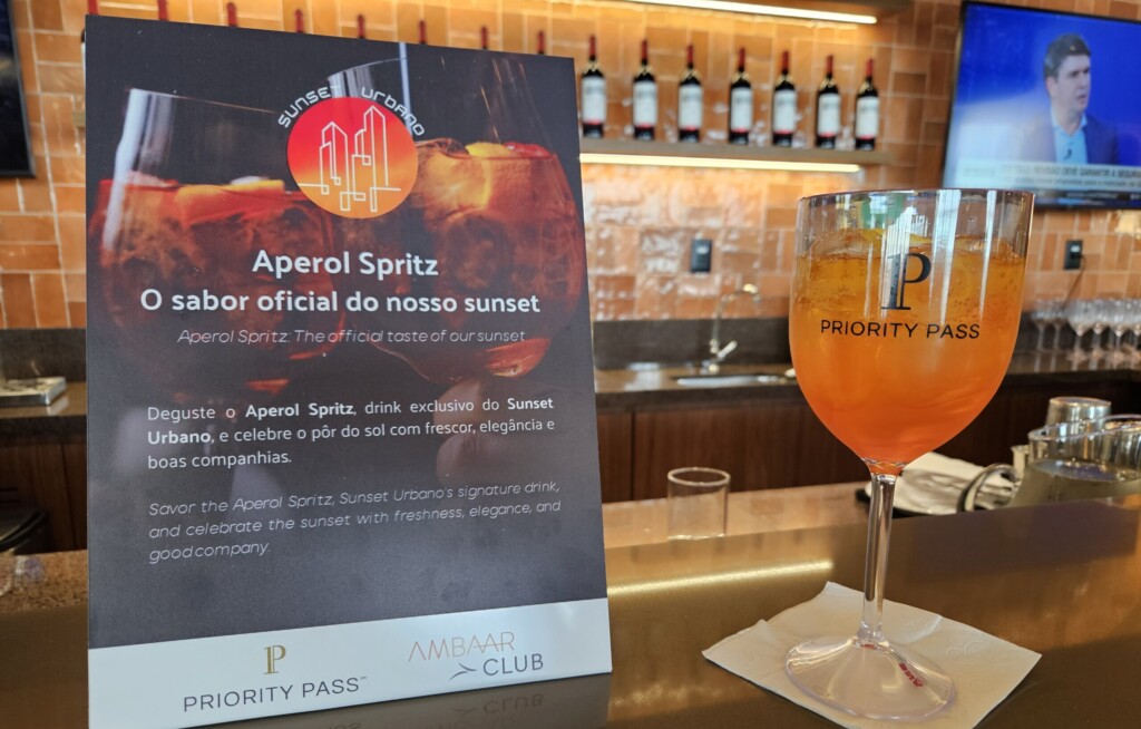 texto, bebida, Bebidas alcoólicas, menu, Utensílios de bar, coquetel, interno, Taça de vinho, Bebida destilada, Utensílios para bebidas, Copos com pé, álcool, mesa, vinho, restaurante, bar, cerveja, alimento, placa