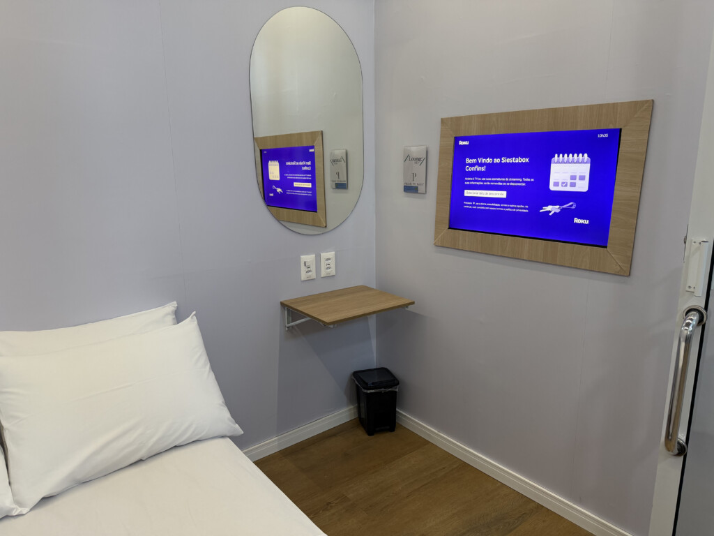 parede, interno, texto, cama, televisão, travesseiro, design de interiores, móveis, cômodo, Lençol, Abajur, colchão, almofada, roupa de cama, lâmpada, porta-retratos, Capa para edredom, Roupa de cama, hotel, quarto, piso