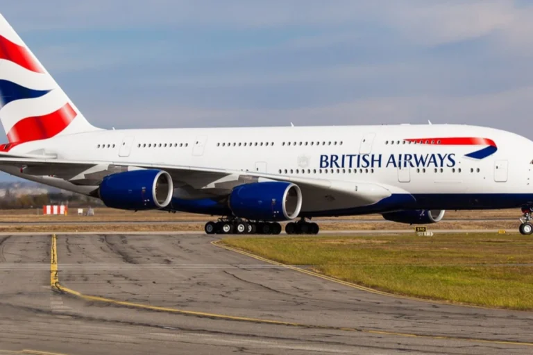 outdoor, plaina, aeronave, avião, avião de passageiros, Viagem aérea, transporte, Linha aérea, céu, Motor de jato, veículo, Motor de aeronave, passarela, Serviço, Jato, Flap, Jato bimotor, grama, Aeronave de corpo estreito, Engenharia aeroespacial, aeroporto, nuvem, aviação, jato, Boeing 737, Boeing 737 próxima geração, Boeing 747-400, Boeing 747, decolagem, asa, Família Airbus a320, Airbus a380, estrada, Fabricante aeroespacial, Boeing 757, grande, airbus, térreo