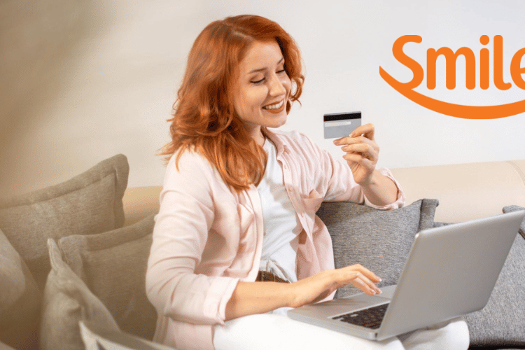 roupas, pessoa, Rosto humano, interno, parede, móveis, laptop, sofá, sorriso, computador, mulher, sentar-se