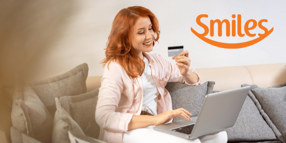 Smiles compras roupas, pessoa, Rosto humano, interno, parede, móveis, laptop, sofá, sorriso, computador, mulher, sentar-se