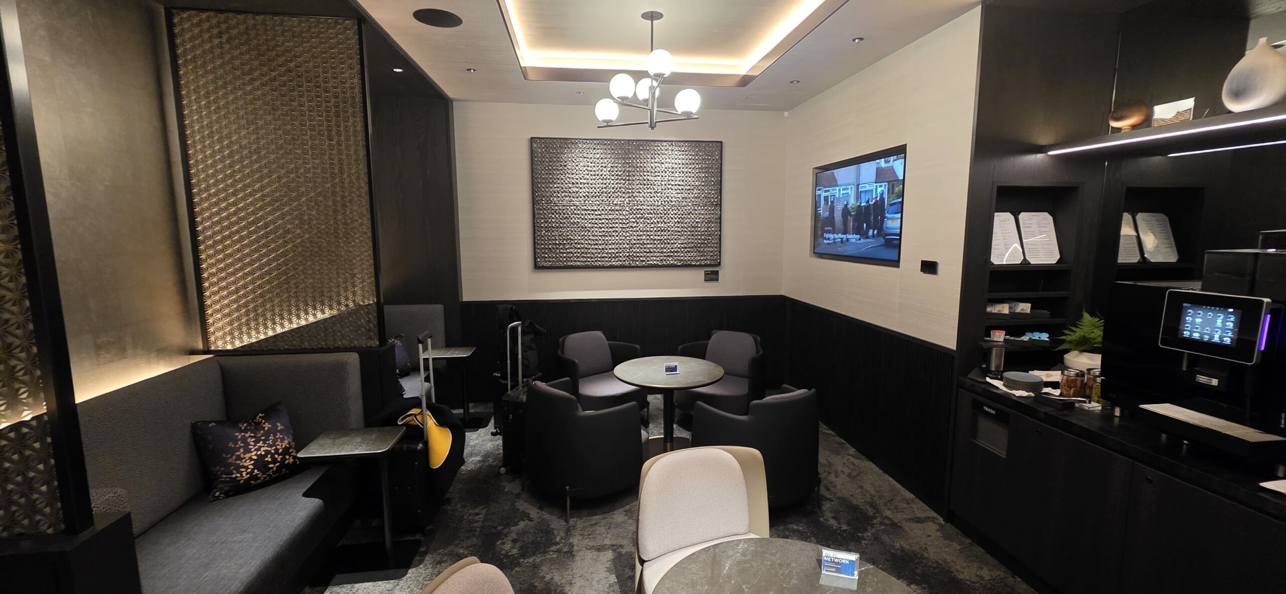 interno, parede, m&oacute;veis, design de interiores, televis&atilde;o, cadeira, sof&aacute;, mesa de caf&eacute;, pia, teto, piso, c&ocirc;modo, hotel