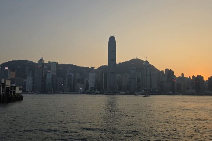 pôr-do-sol, outdoor, céu, construção, água, lago, horizonte, viagem, arranha-céu, hidrovia, torre, cidade, nascer do sol, rio