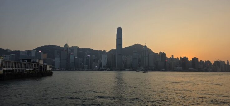 pôr-do-sol, outdoor, céu, construção, água, lago, horizonte, viagem, arranha-céu, hidrovia, torre, cidade, nascer do sol, rio